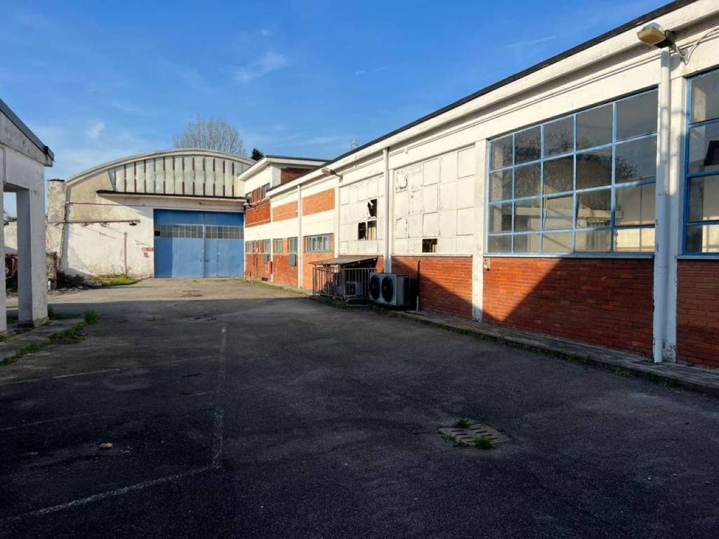 locale commerciale in vendita a Monza