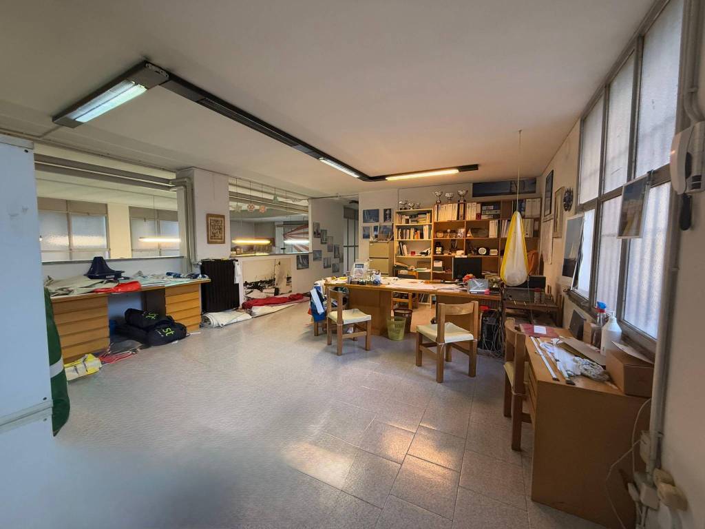 locale commerciale in vendita a Monza