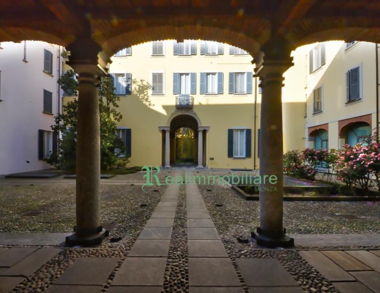appartamento in vendita a Monza in zona Centro Storico