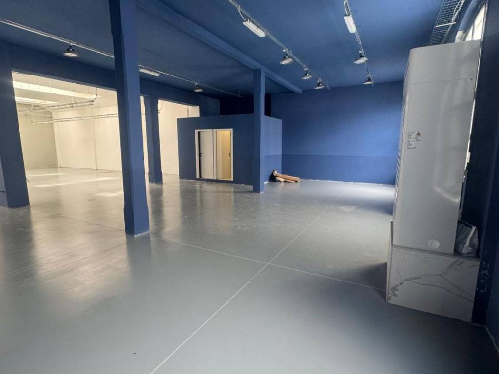 locale commerciale in vendita a Monza