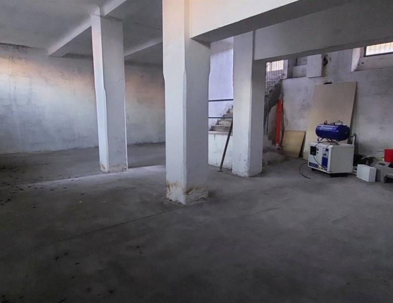 locale commerciale in vendita a Monza in zona Centro Storico