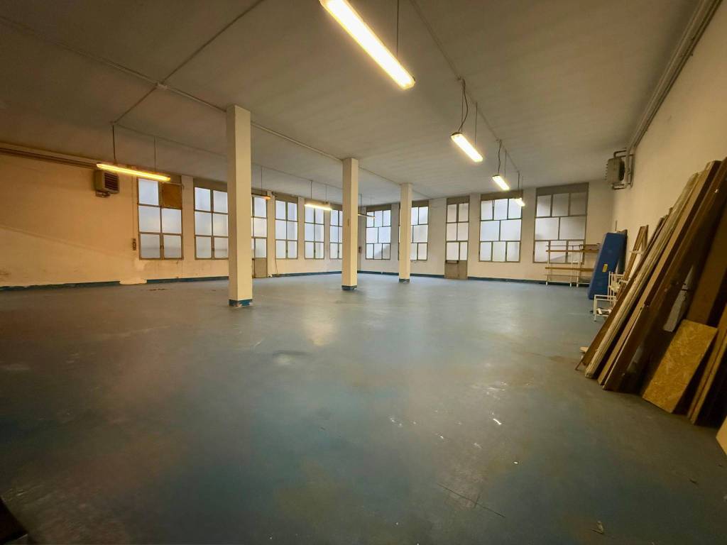 locale commerciale in vendita a Monza