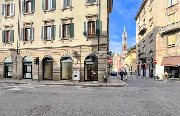 negozio in vendita a Monza in zona Centro Storico
