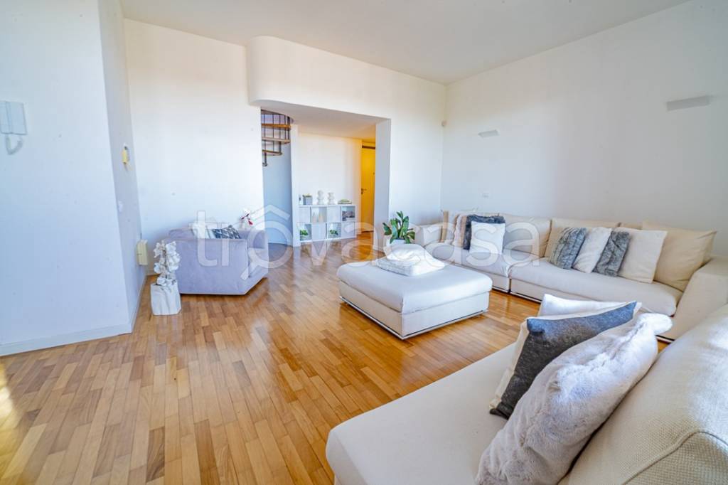 appartamento in vendita a Monza in zona Ospedale San Gerardo