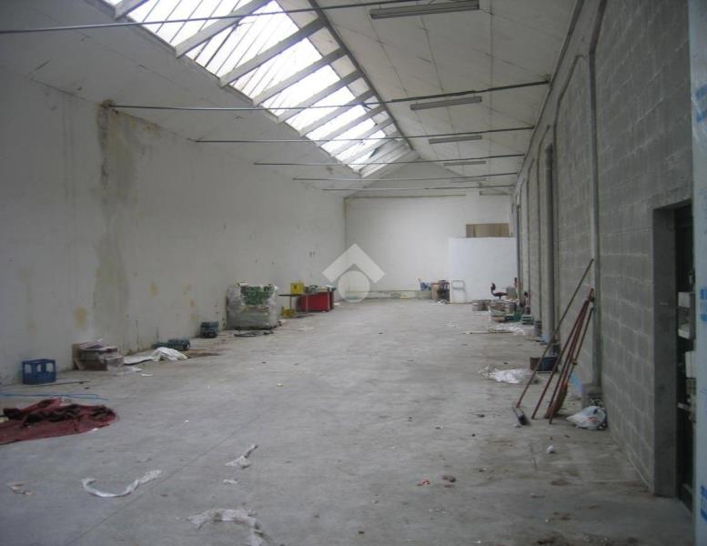 locale commerciale in vendita a Monza