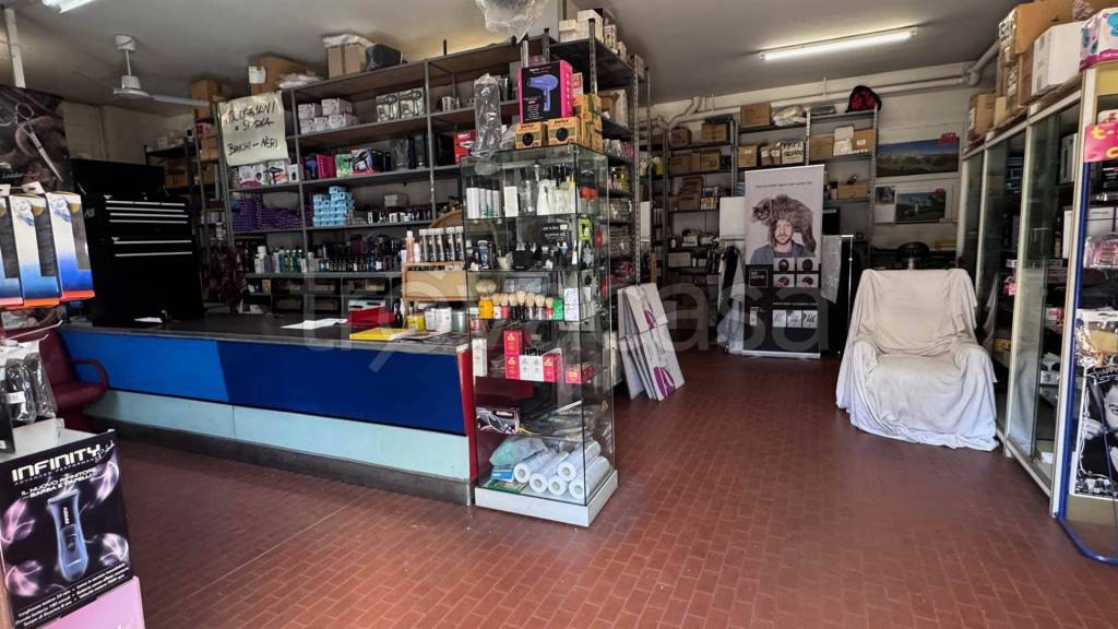 locale commerciale in vendita a Monza