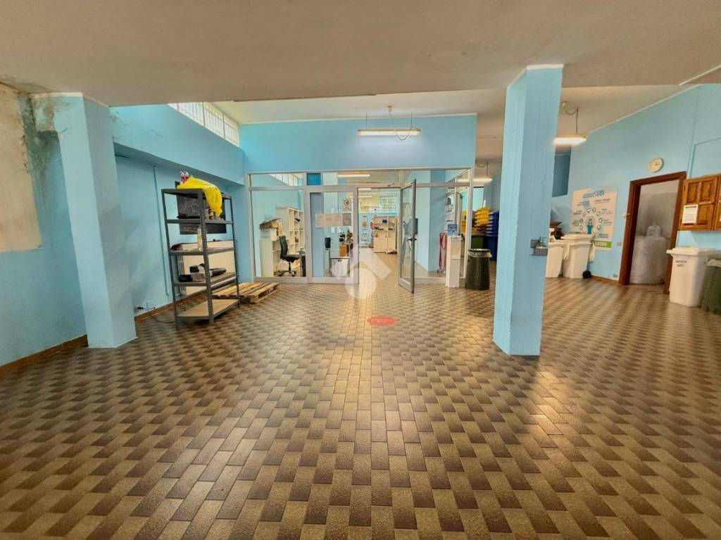 locale commerciale in vendita a Monza