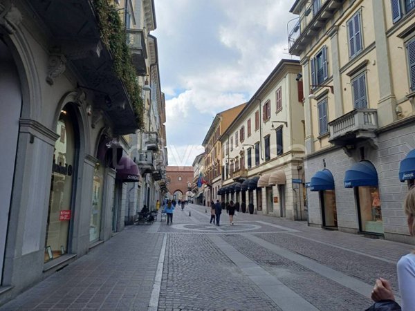 negozio in vendita a Monza in zona Centro Storico