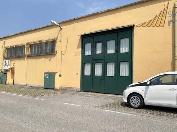 locale commerciale in vendita a Monza