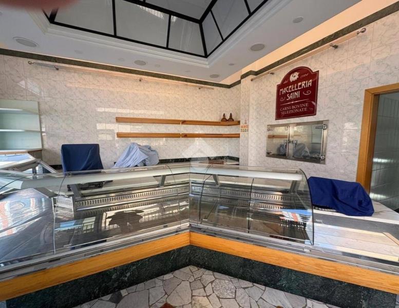 locale commerciale in vendita a Monza