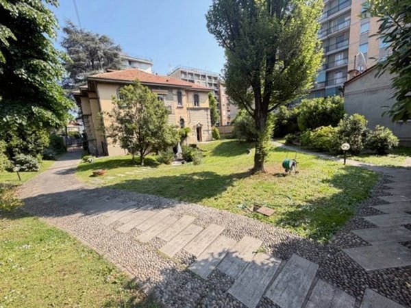 appartamento in vendita a Monza in zona Centro Storico