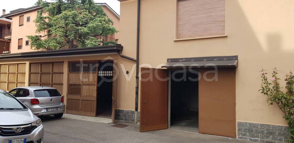 locale commerciale in vendita a Monza