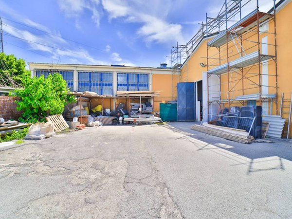 locale commerciale in vendita a Monza