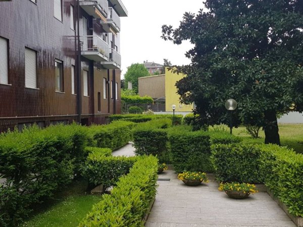 locale commerciale in vendita a Monza