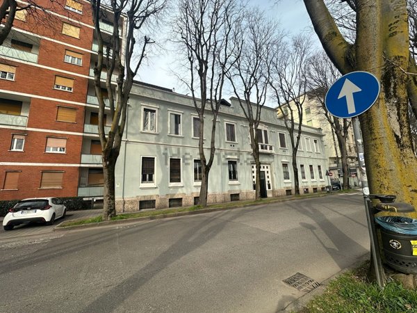 locale di sgombero in vendita a Monza