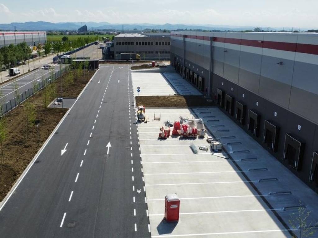 locale commerciale in vendita a Monza