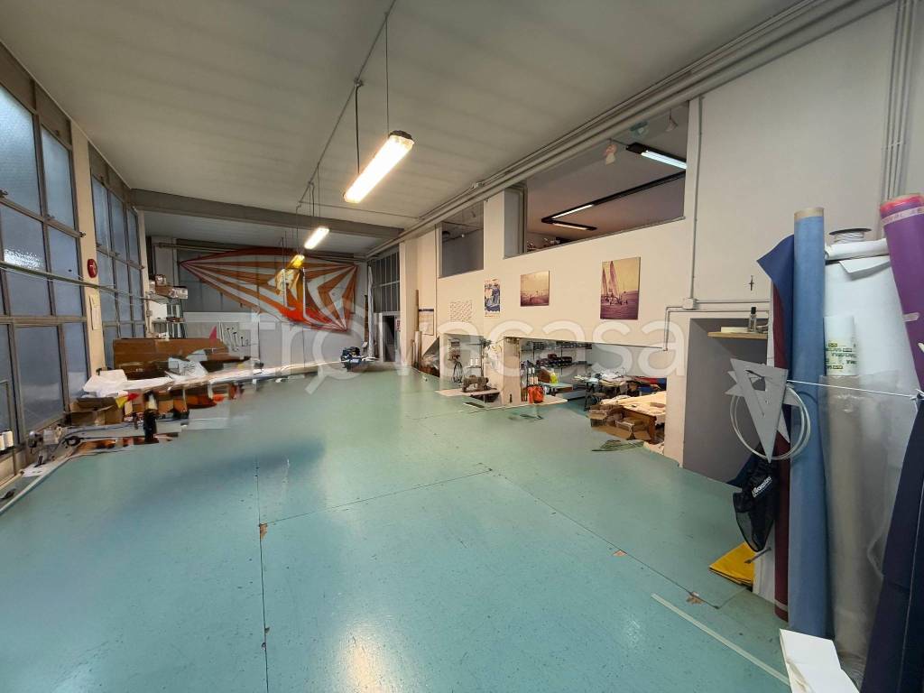 locale commerciale in vendita a Monza