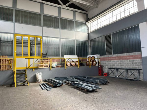 locale commerciale in vendita a Monza