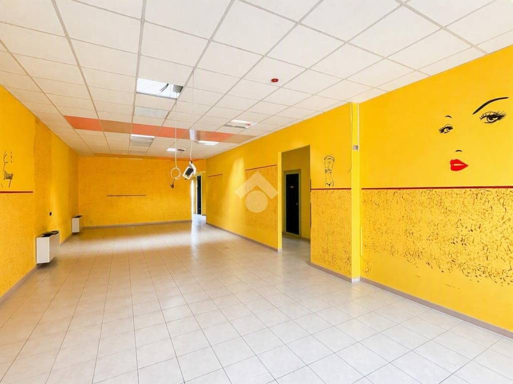 locale commerciale in vendita a Monza