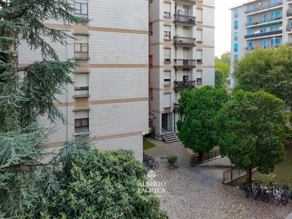 appartamento in vendita a Monza in zona Centro Storico