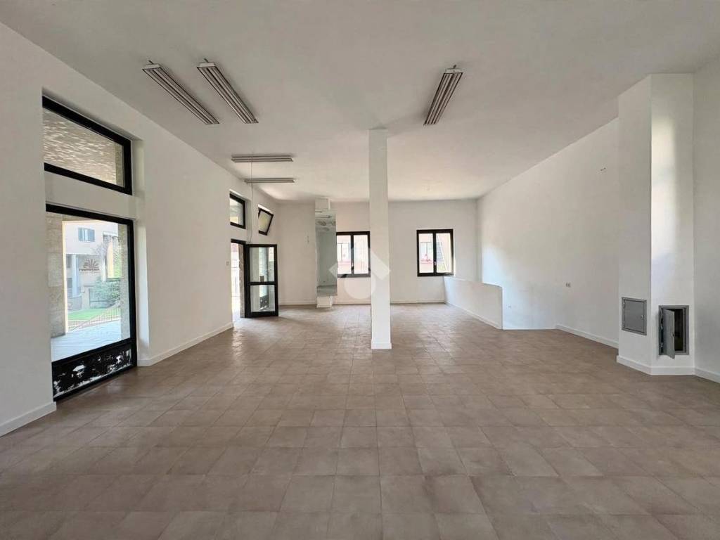 negozio in vendita a Monza in zona Centro Storico