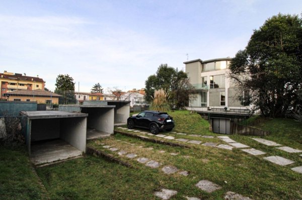 locale commerciale in vendita a Monza