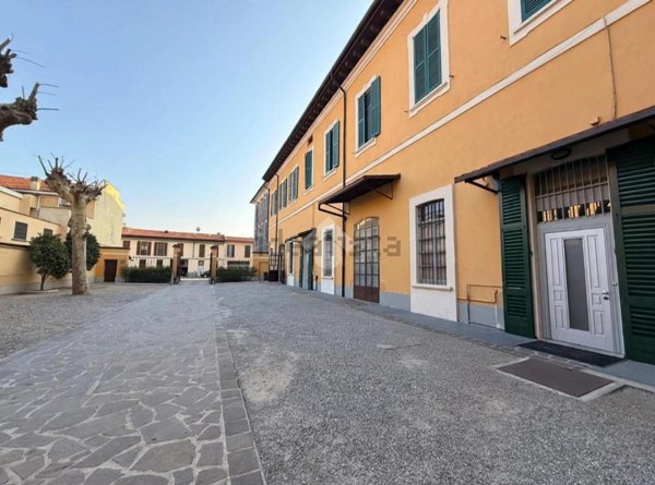 locale commerciale in vendita a Monza