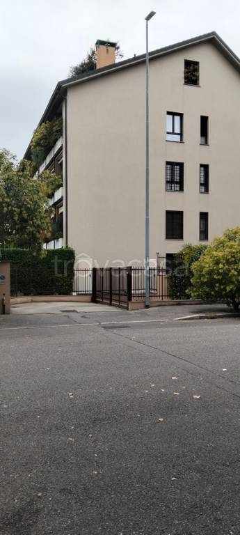 locale commerciale in vendita a Monza