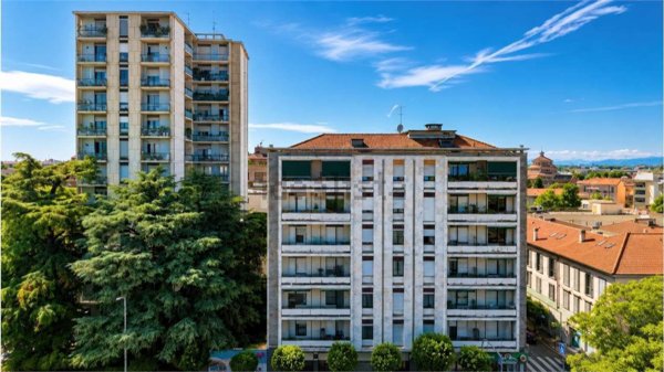 appartamento in vendita a Monza in zona Centro Storico