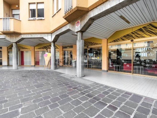 negozio in vendita a Muggiò
