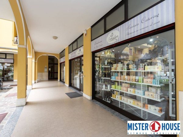 negozio in vendita a Muggiò