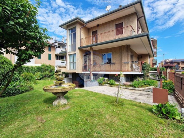 casa indipendente in vendita a Muggiò in zona Taccona