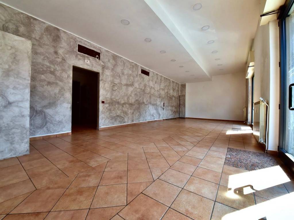 negozio in vendita a Muggiò