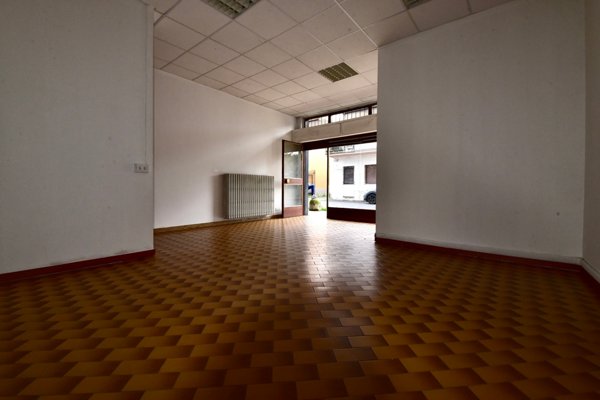 negozio in vendita a Muggiò