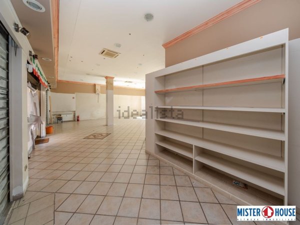 locale commerciale in vendita a Muggiò