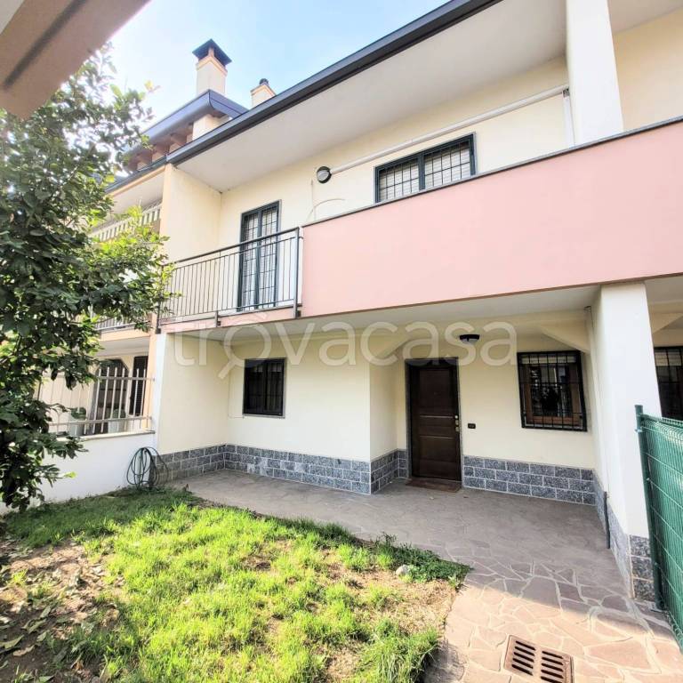 casa indipendente in vendita a Muggiò in zona Taccona