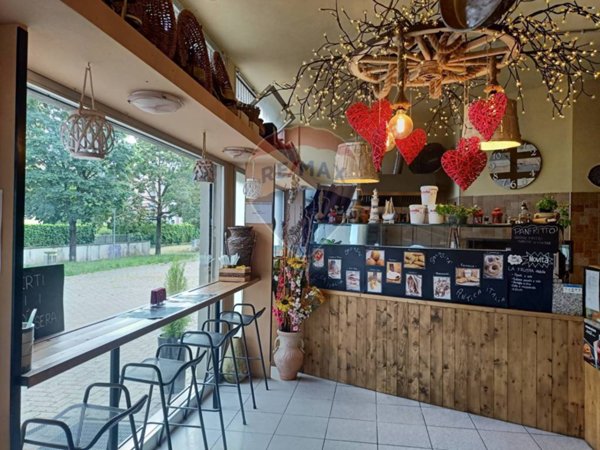 negozio in vendita a Muggiò in zona Taccona