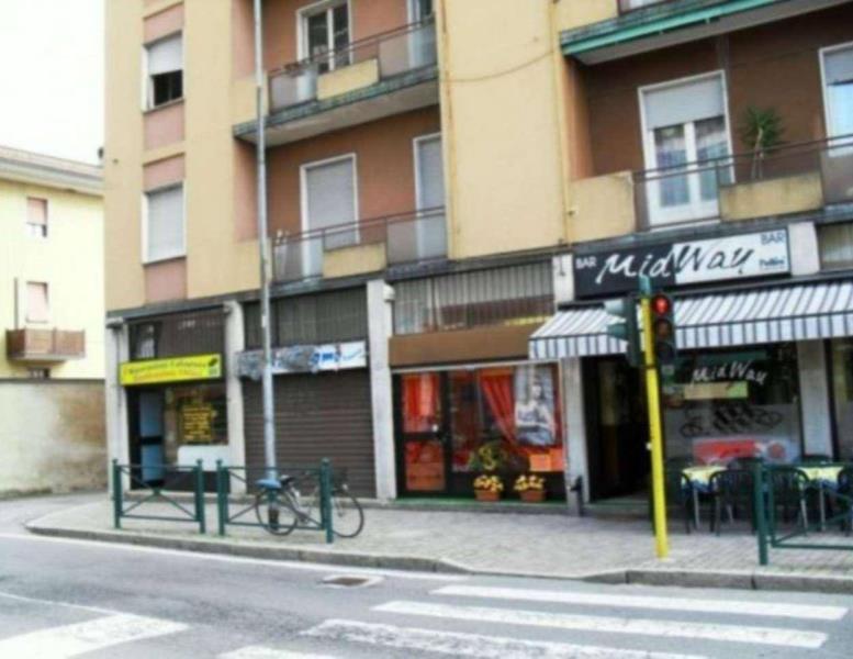 negozio in vendita a Muggiò