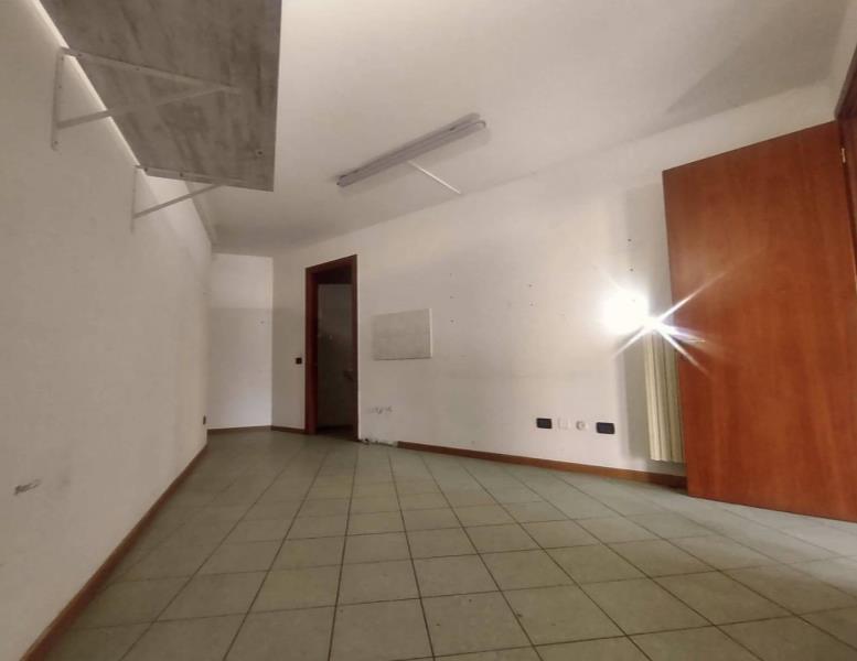 negozio in vendita a Muggiò