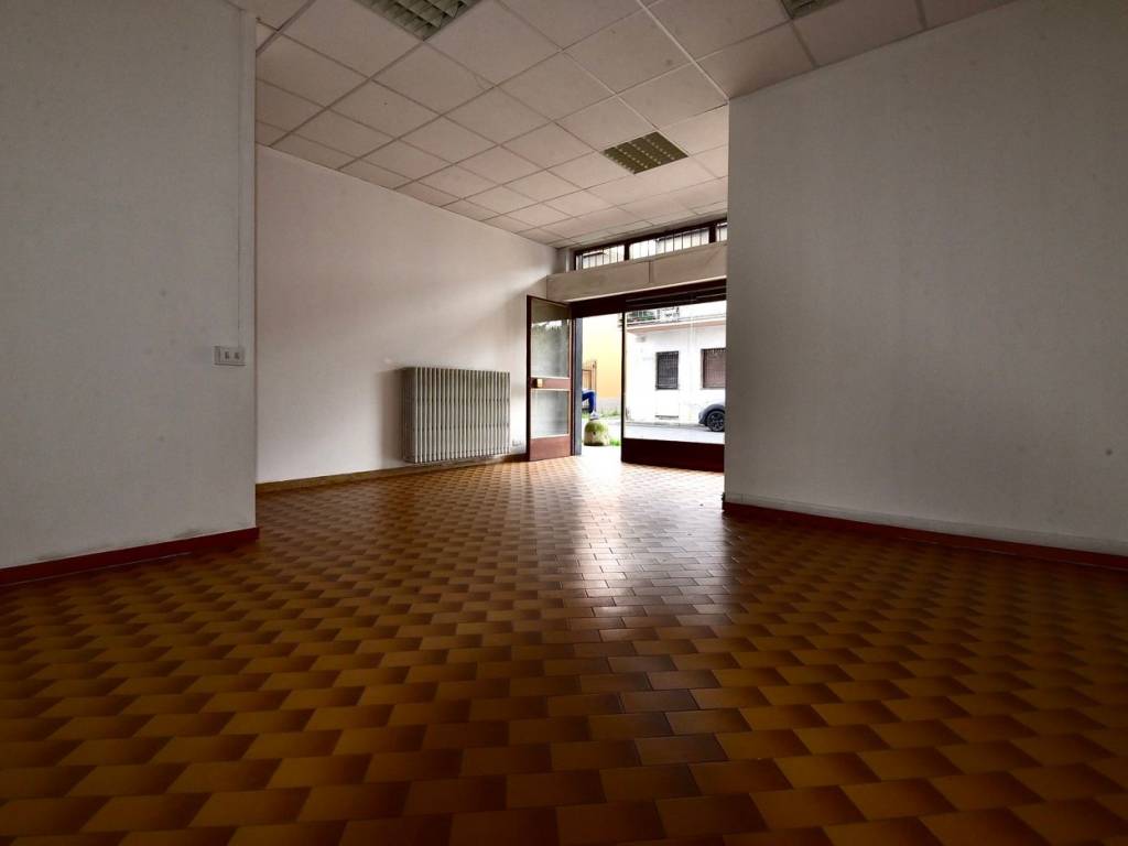 negozio in vendita a Muggiò