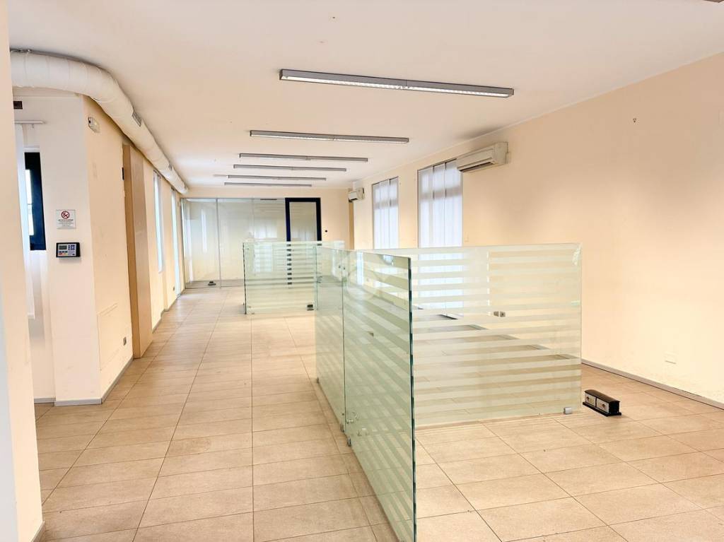 negozio in vendita a Muggiò