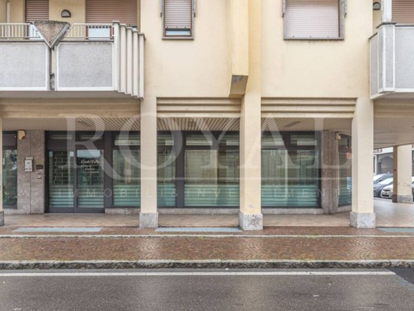 negozio in vendita a Muggiò