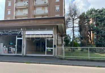 negozio in vendita a Muggiò
