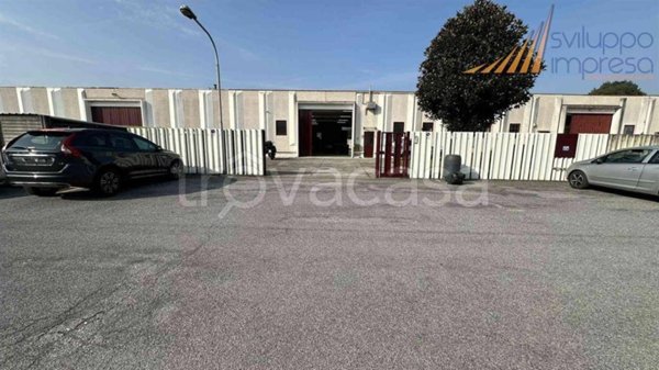 locale commerciale in vendita a Muggiò