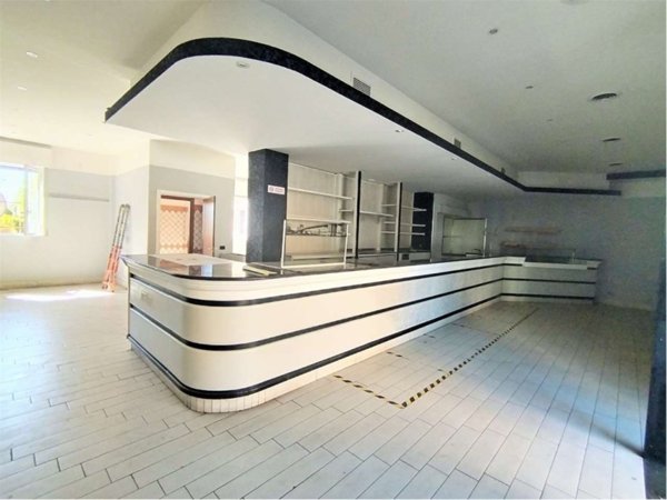 negozio in vendita a Muggiò