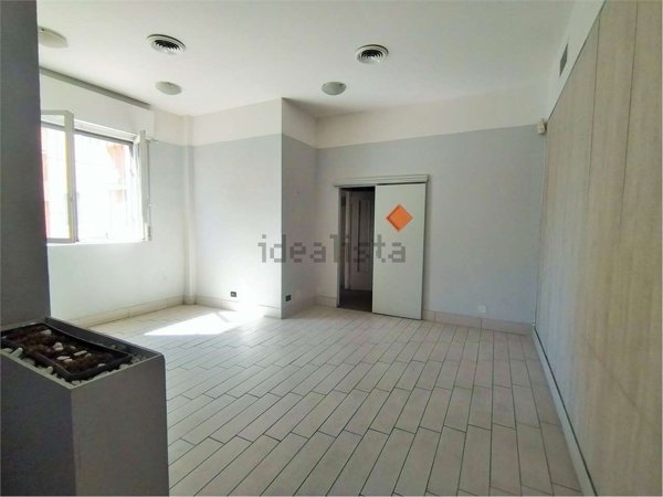 negozio in vendita a Muggiò