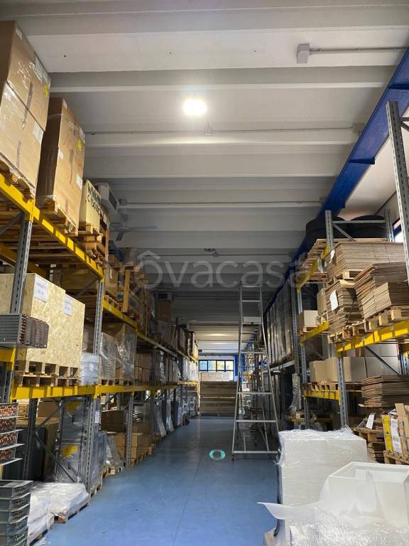 locale commerciale in vendita a Muggiò