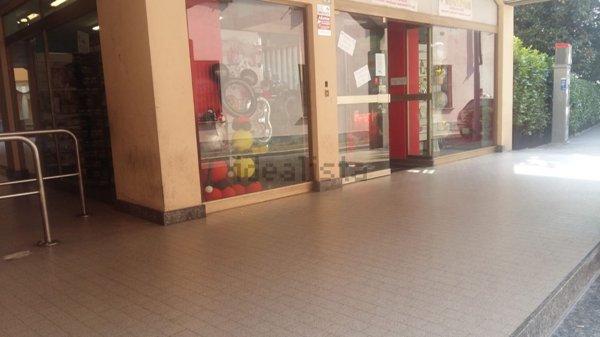 negozio in vendita a Muggiò
