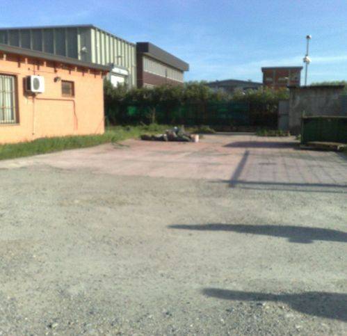 locale commerciale in vendita a Muggiò in zona Taccona