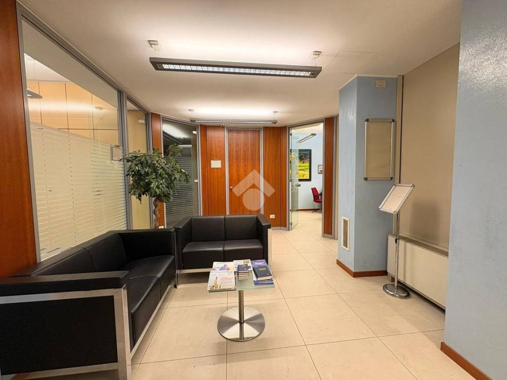 negozio in vendita a Muggiò